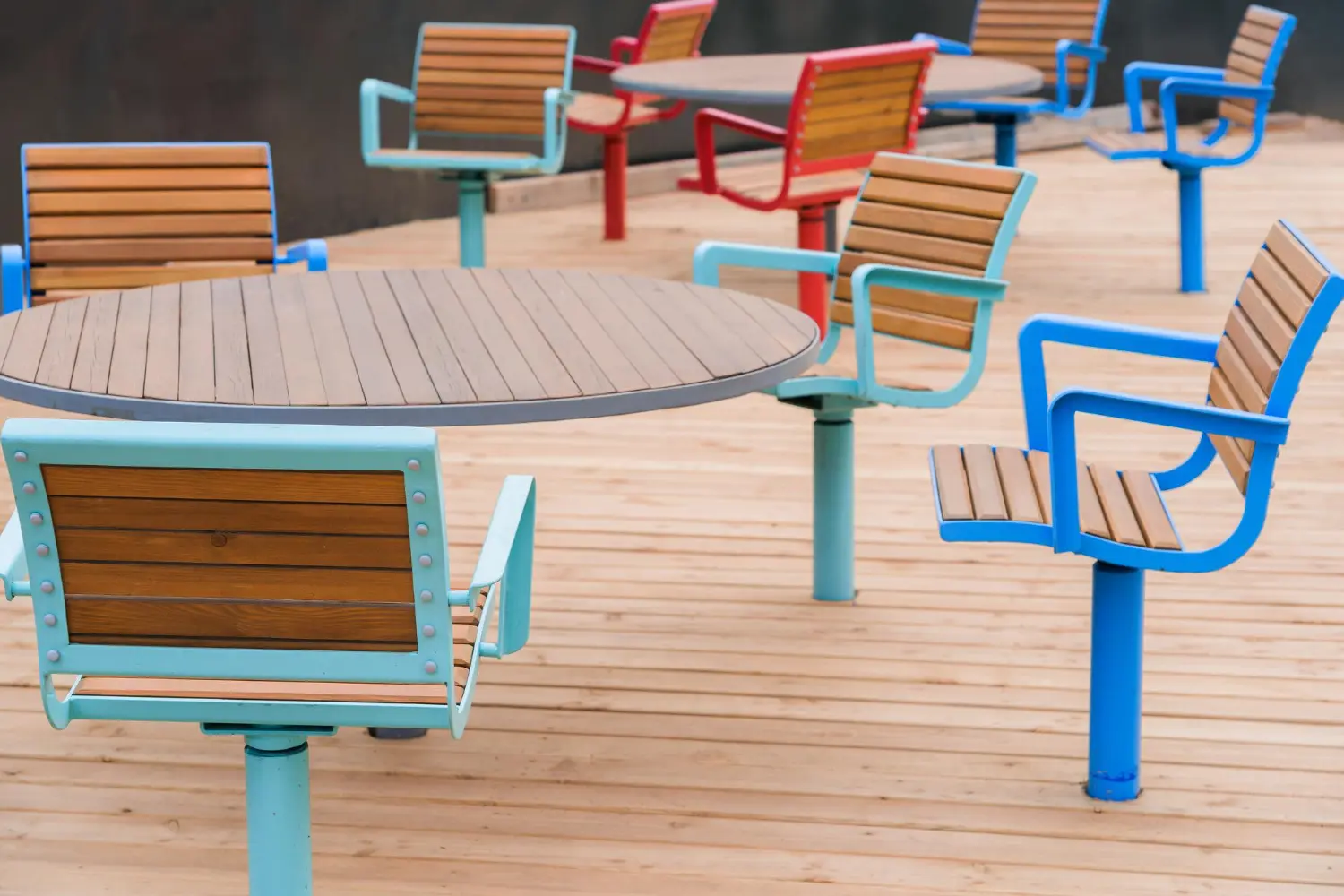 Les tendances du mobilier urbain en bois pour une ville écologique et chaleureuse.
