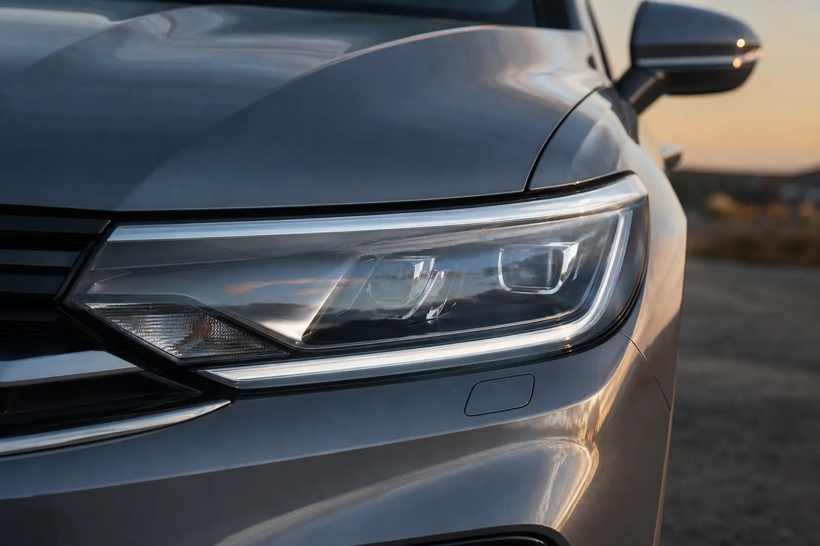 Phare avant d'une voiture vu de près en lumière naturelle, optique transparente et carrosserie nette