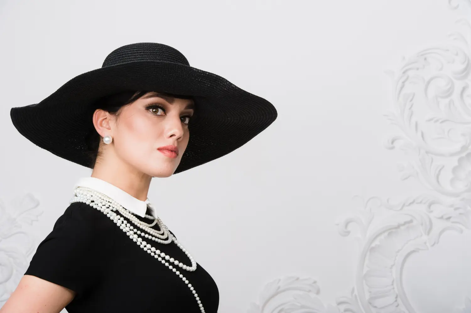 Quel chapeau pour un gala ou un cocktail ? Nos astuces pour un choix réussi